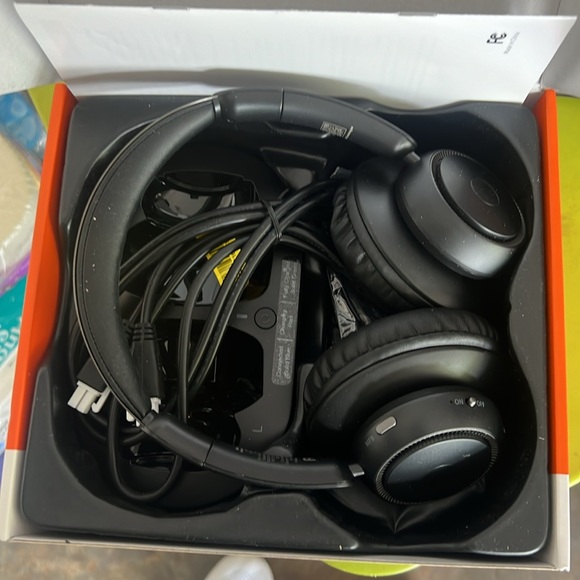 Levn bluetooth headphone with transmitter charging dock🤩new🤩 - Picture 4 of 5